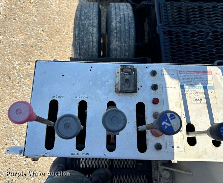 image for item OF9781 2005 Peterbilt 357 crane truck