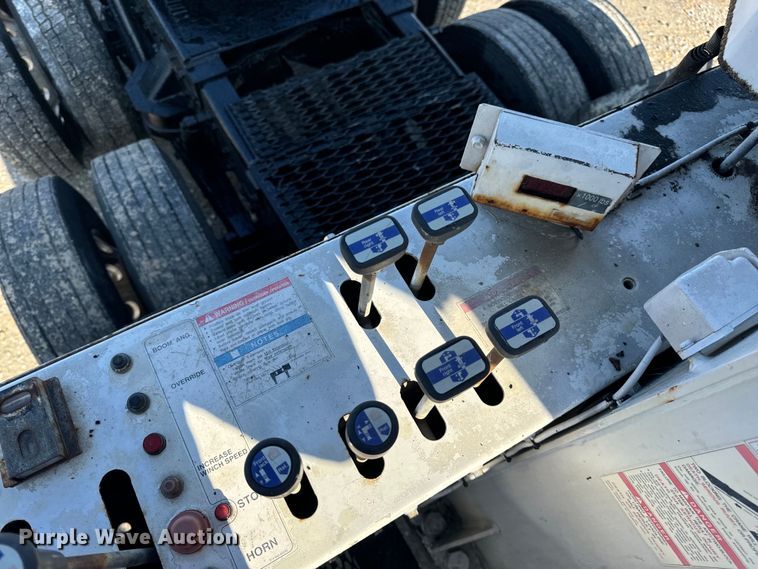 image for item OF9781 2005 Peterbilt 357 crane truck