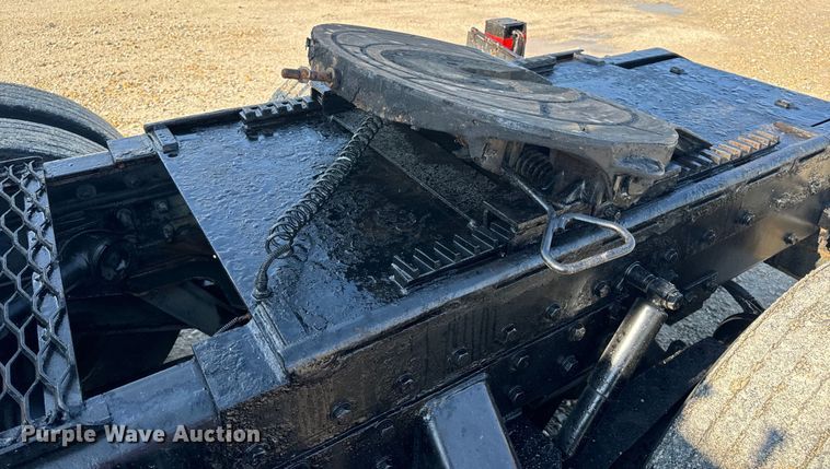 image for item OF9781 2005 Peterbilt 357 crane truck