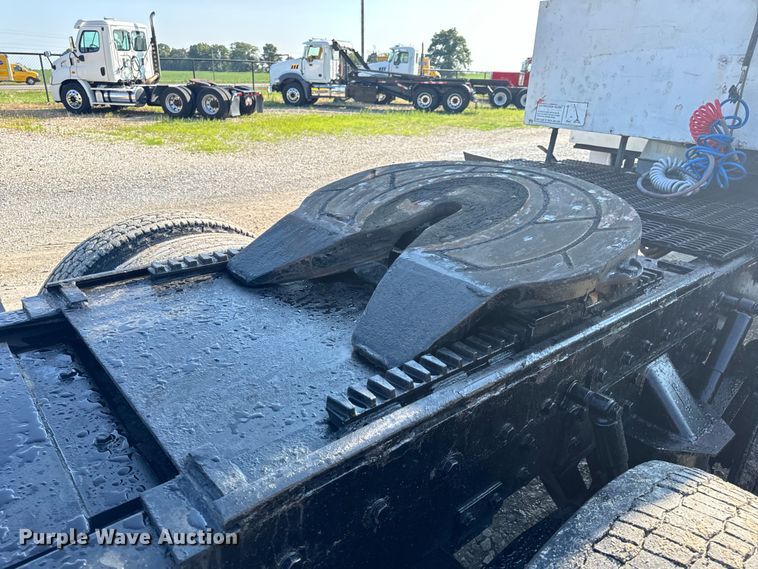 image for item OF9781 2005 Peterbilt 357 crane truck