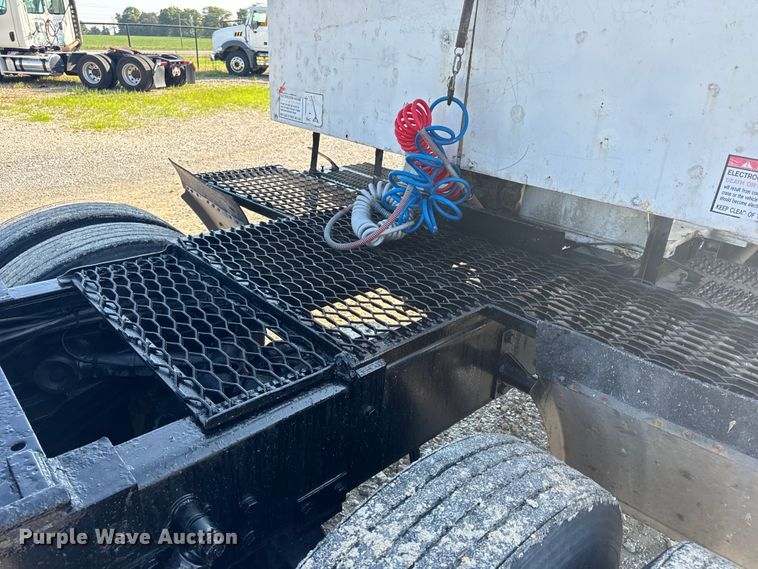 image for item OF9781 2005 Peterbilt 357 crane truck