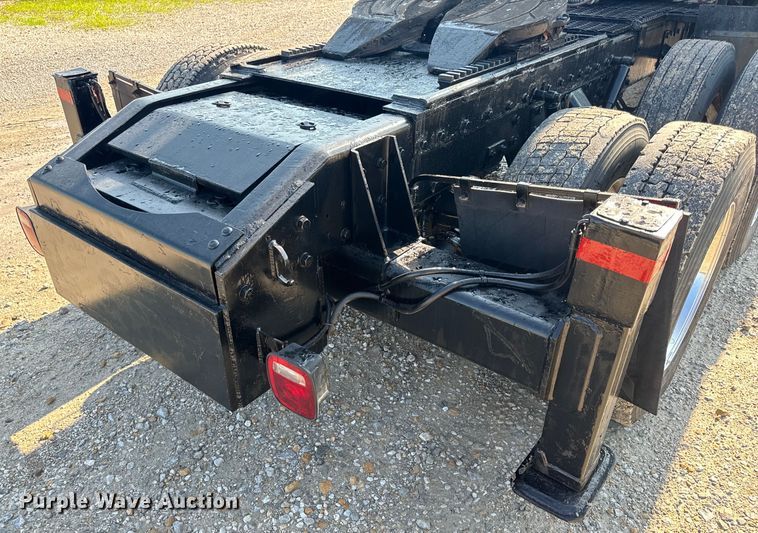 image for item OF9781 2005 Peterbilt 357 crane truck