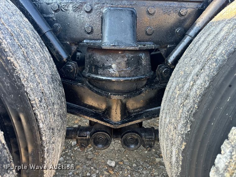 image for item OF9781 2005 Peterbilt 357 crane truck