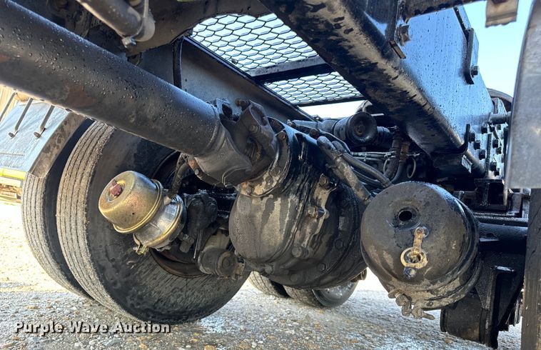 image for item OF9781 2005 Peterbilt 357 crane truck