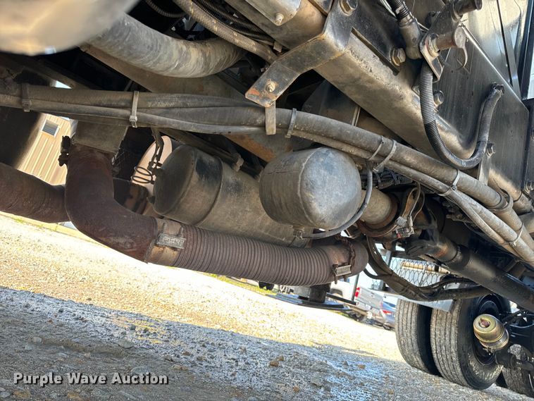 image for item OF9781 2005 Peterbilt 357 crane truck