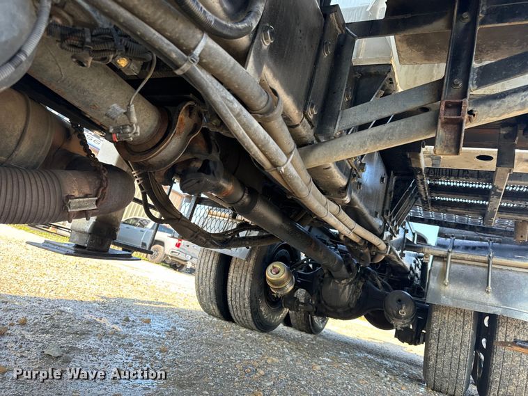 image for item OF9781 2005 Peterbilt 357 crane truck