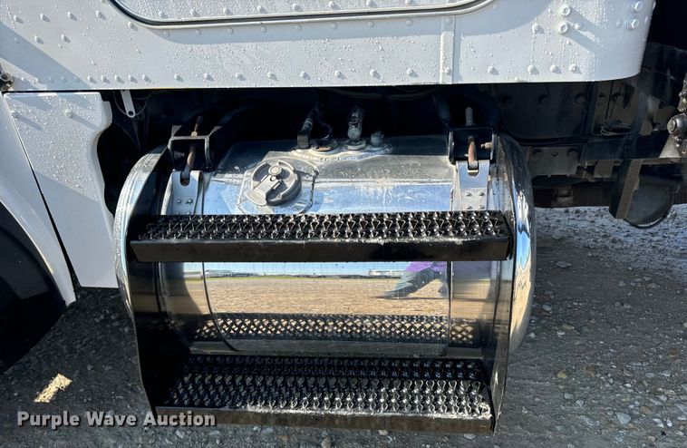 image for item OF9781 2005 Peterbilt 357 crane truck