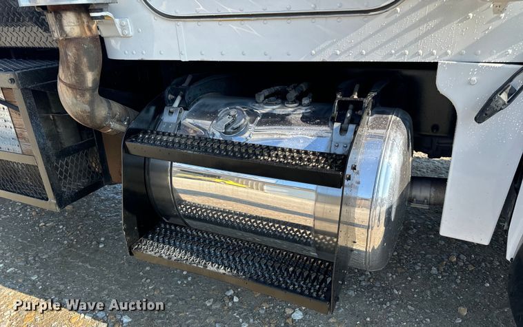 image for item OF9781 2005 Peterbilt 357 crane truck