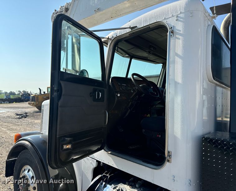 image for item OF9781 2005 Peterbilt 357 crane truck