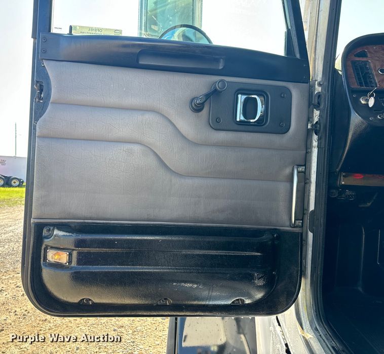 image for item OF9781 2005 Peterbilt 357 crane truck