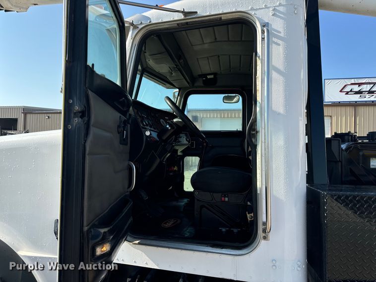 image for item OF9781 2005 Peterbilt 357 crane truck