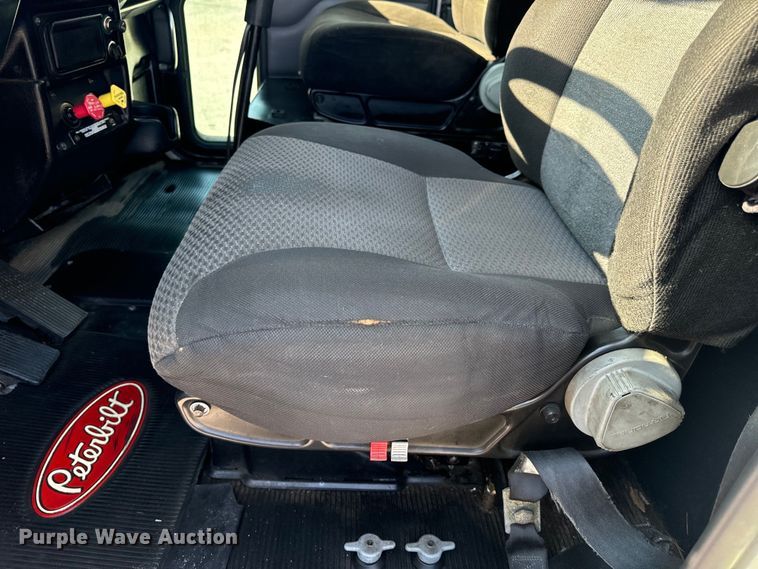 image for item OF9781 2005 Peterbilt 357 crane truck