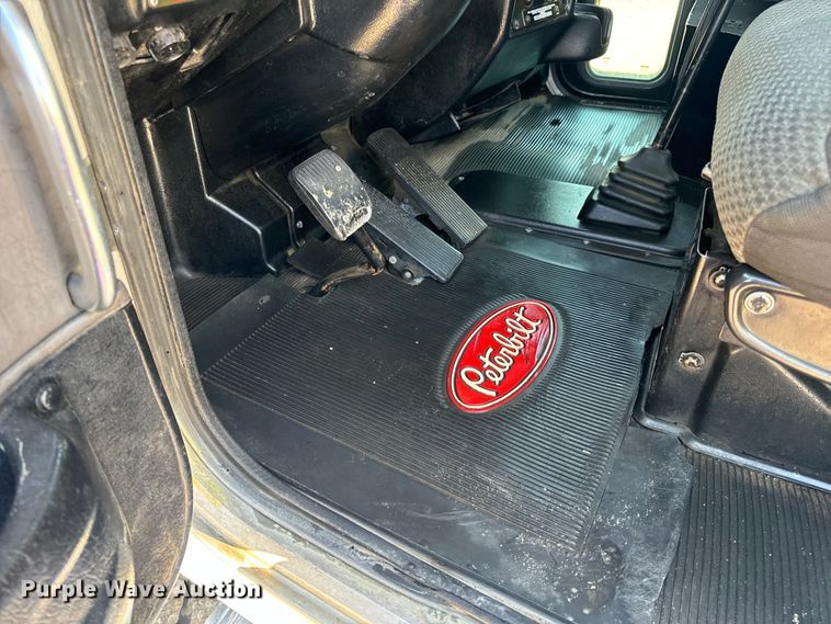 image for item OF9781 2005 Peterbilt 357 crane truck