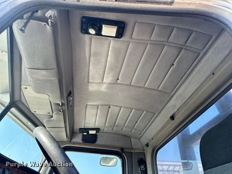 image for item OF9781 2005 Peterbilt 357 crane truck