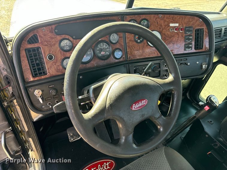 image for item OF9781 2005 Peterbilt 357 crane truck