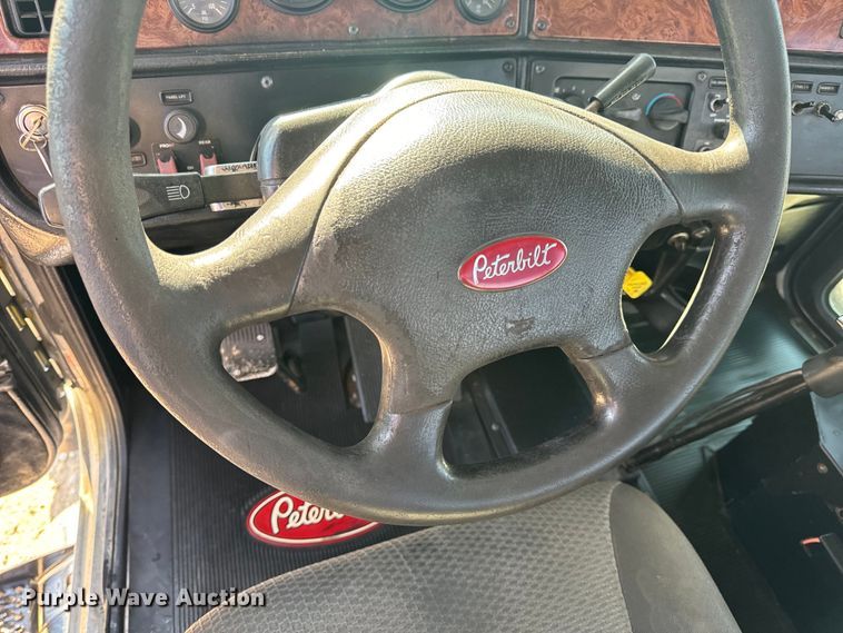 image for item OF9781 2005 Peterbilt 357 crane truck