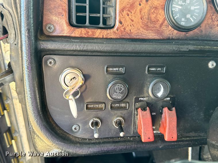 image for item OF9781 2005 Peterbilt 357 crane truck