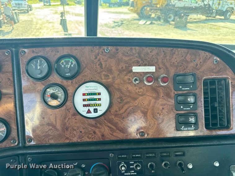 image for item OF9781 2005 Peterbilt 357 crane truck