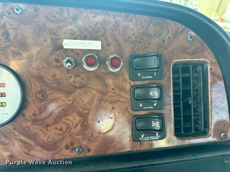 image for item OF9781 2005 Peterbilt 357 crane truck