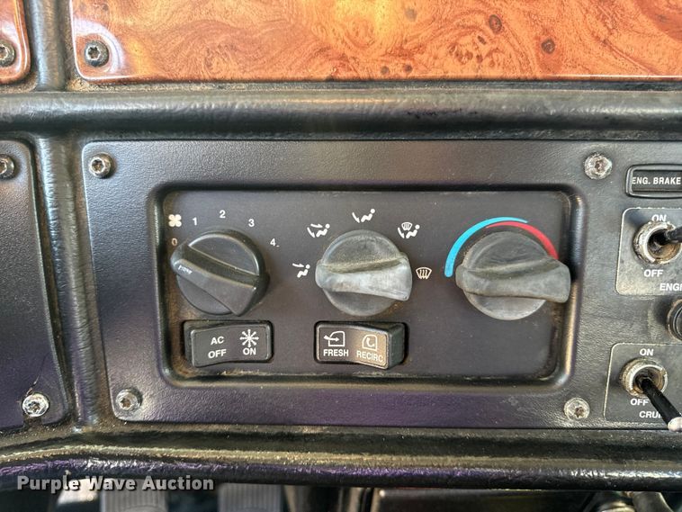 image for item OF9781 2005 Peterbilt 357 crane truck