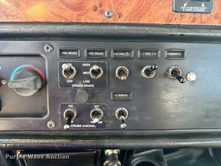 image for item OF9781 2005 Peterbilt 357 crane truck