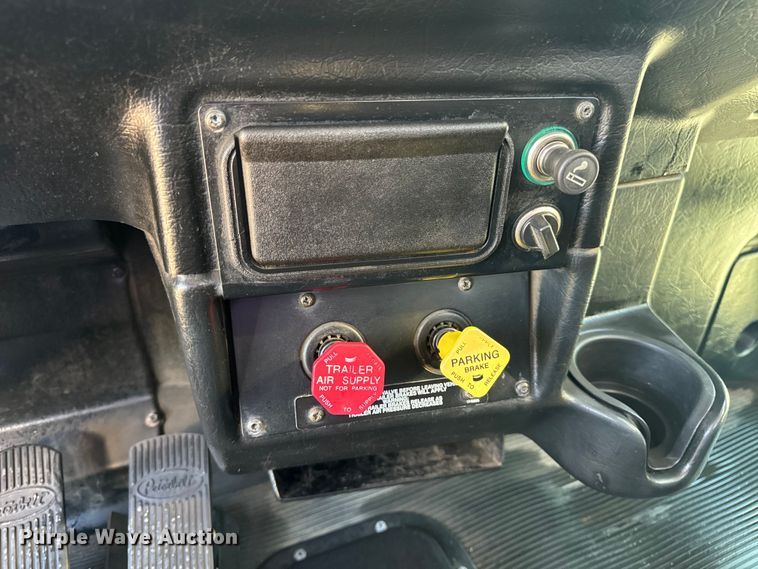 image for item OF9781 2005 Peterbilt 357 crane truck