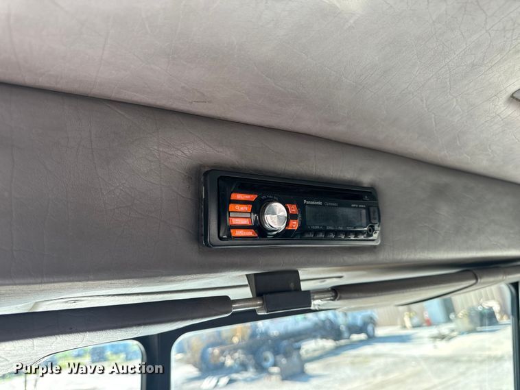 image for item OF9781 2005 Peterbilt 357 crane truck