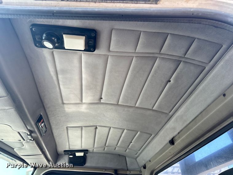 image for item OF9781 2005 Peterbilt 357 crane truck