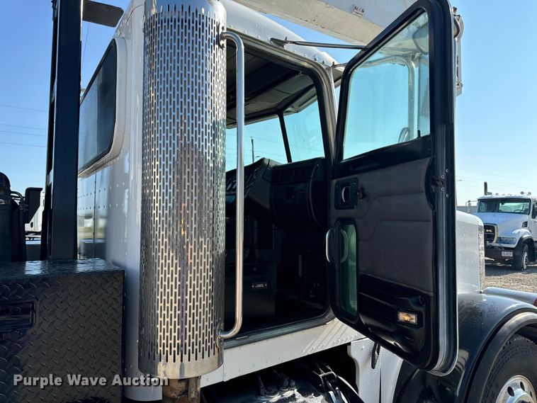 image for item OF9781 2005 Peterbilt 357 crane truck