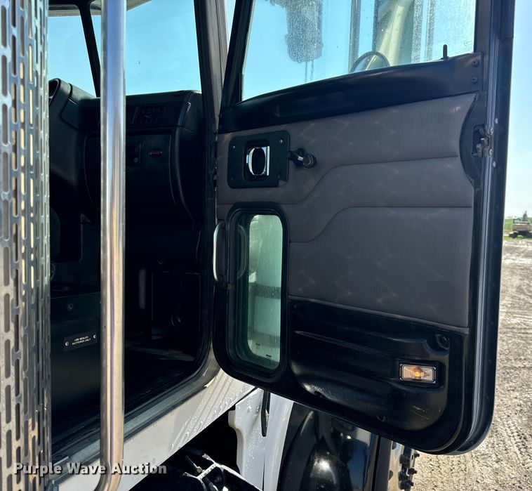 image for item OF9781 2005 Peterbilt 357 crane truck