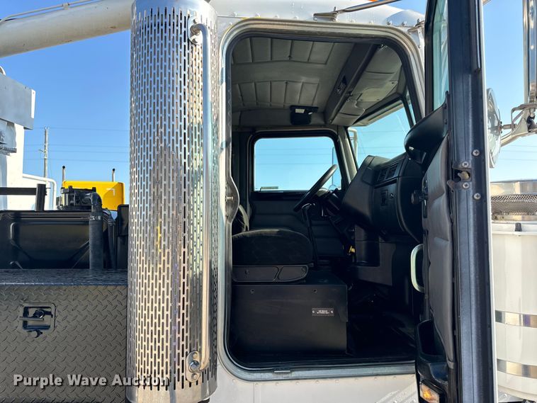 image for item OF9781 2005 Peterbilt 357 crane truck