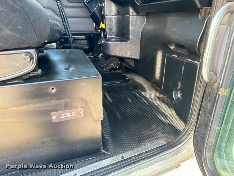 image for item OF9781 2005 Peterbilt 357 crane truck