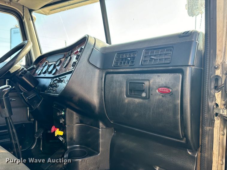 image for item OF9781 2005 Peterbilt 357 crane truck