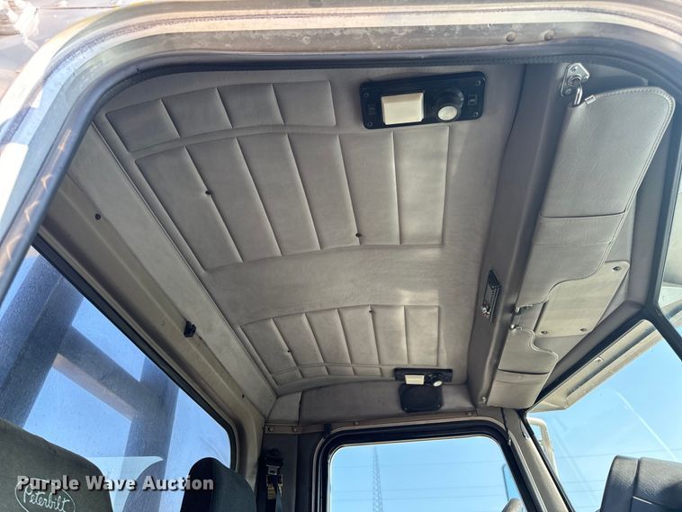 image for item OF9781 2005 Peterbilt 357 crane truck