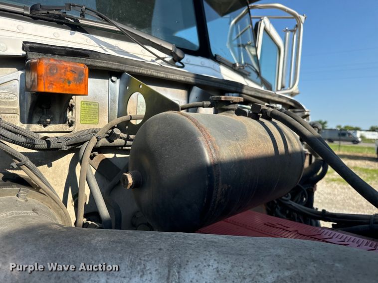 image for item OF9781 2005 Peterbilt 357 crane truck