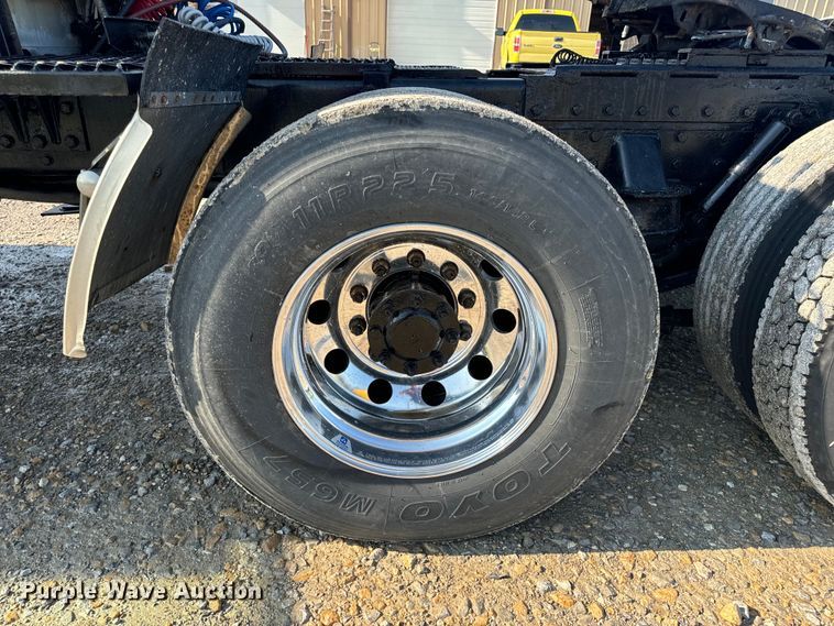 image for item OF9781 2005 Peterbilt 357 crane truck