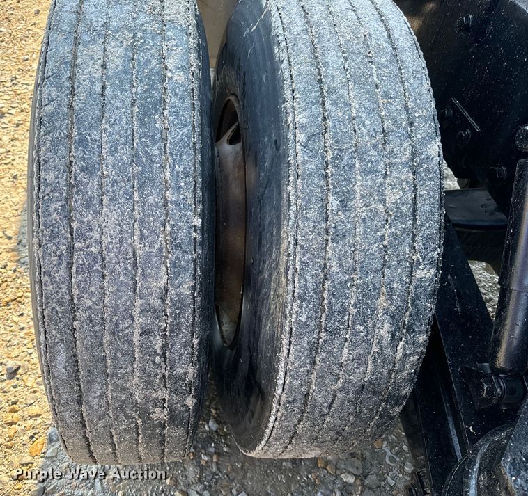 image for item OF9781 2005 Peterbilt 357 crane truck