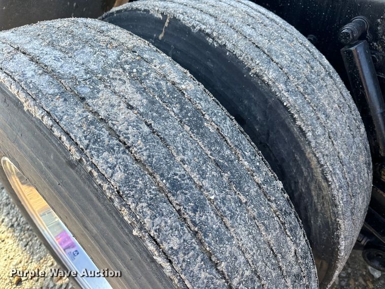 image for item OF9781 2005 Peterbilt 357 crane truck