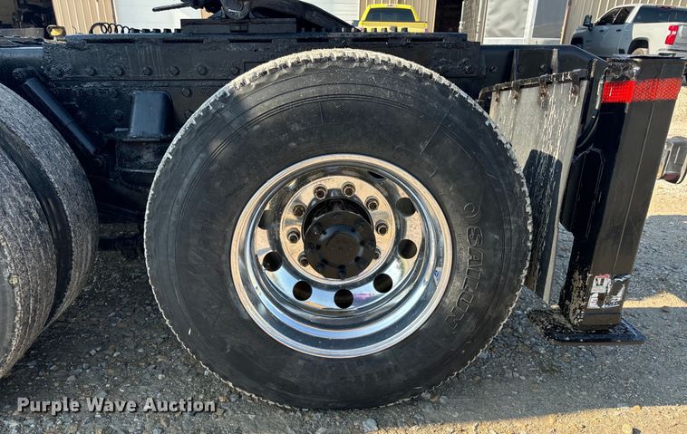 image for item OF9781 2005 Peterbilt 357 crane truck