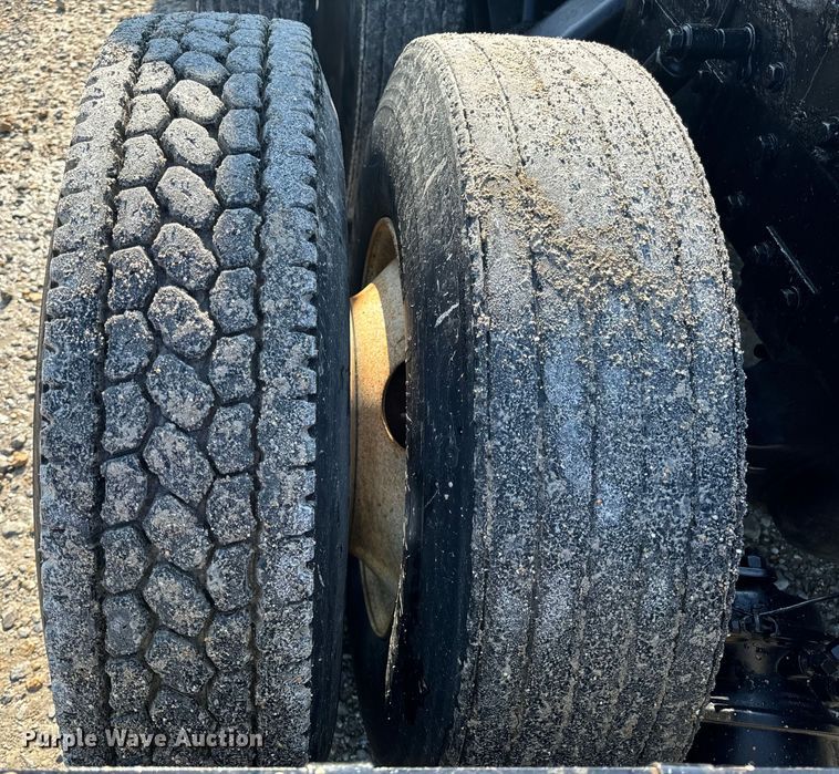 image for item OF9781 2005 Peterbilt 357 crane truck