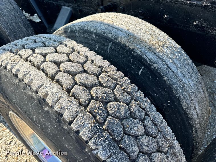 image for item OF9781 2005 Peterbilt 357 crane truck