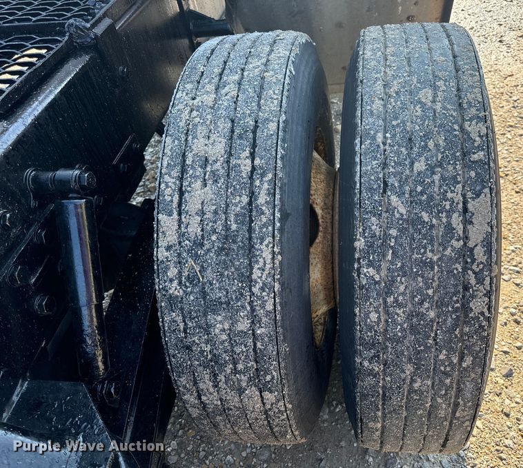 image for item OF9781 2005 Peterbilt 357 crane truck