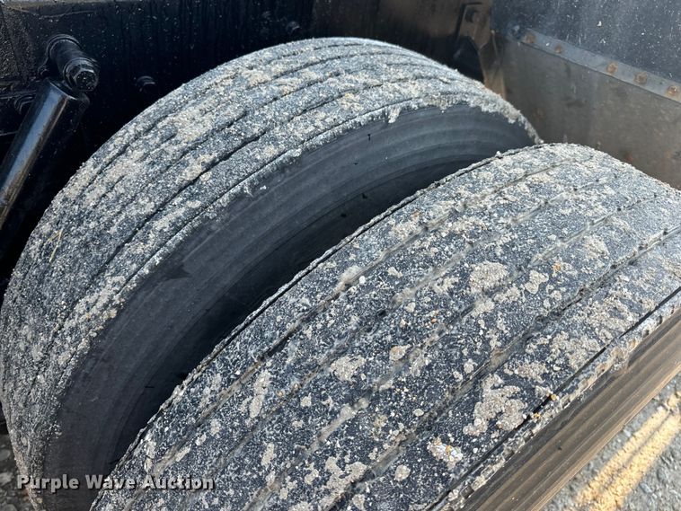 image for item OF9781 2005 Peterbilt 357 crane truck