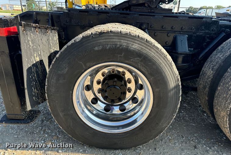 image for item OF9781 2005 Peterbilt 357 crane truck