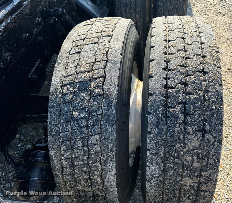 image for item OF9781 2005 Peterbilt 357 crane truck