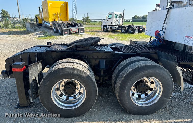 image for item OF9781 2005 Peterbilt 357 crane truck