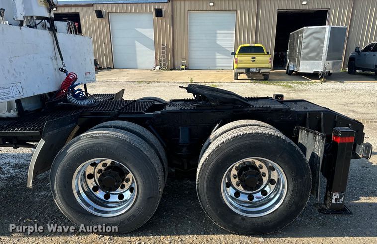 image for item OF9781 2005 Peterbilt 357 crane truck