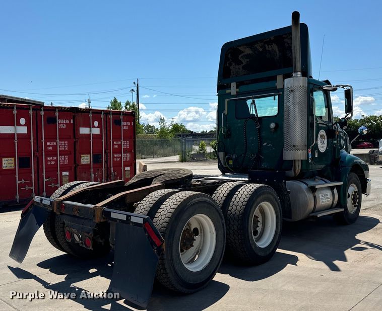 image for item OG9567 2003 International  9200i semi truck