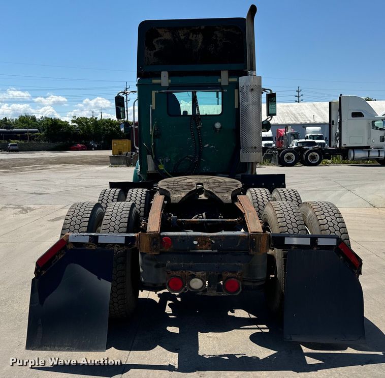 image for item OG9567 2003 International  9200i semi truck