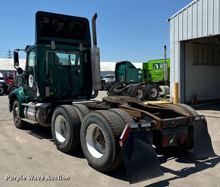 image for item OG9567 2003 International  9200i semi truck